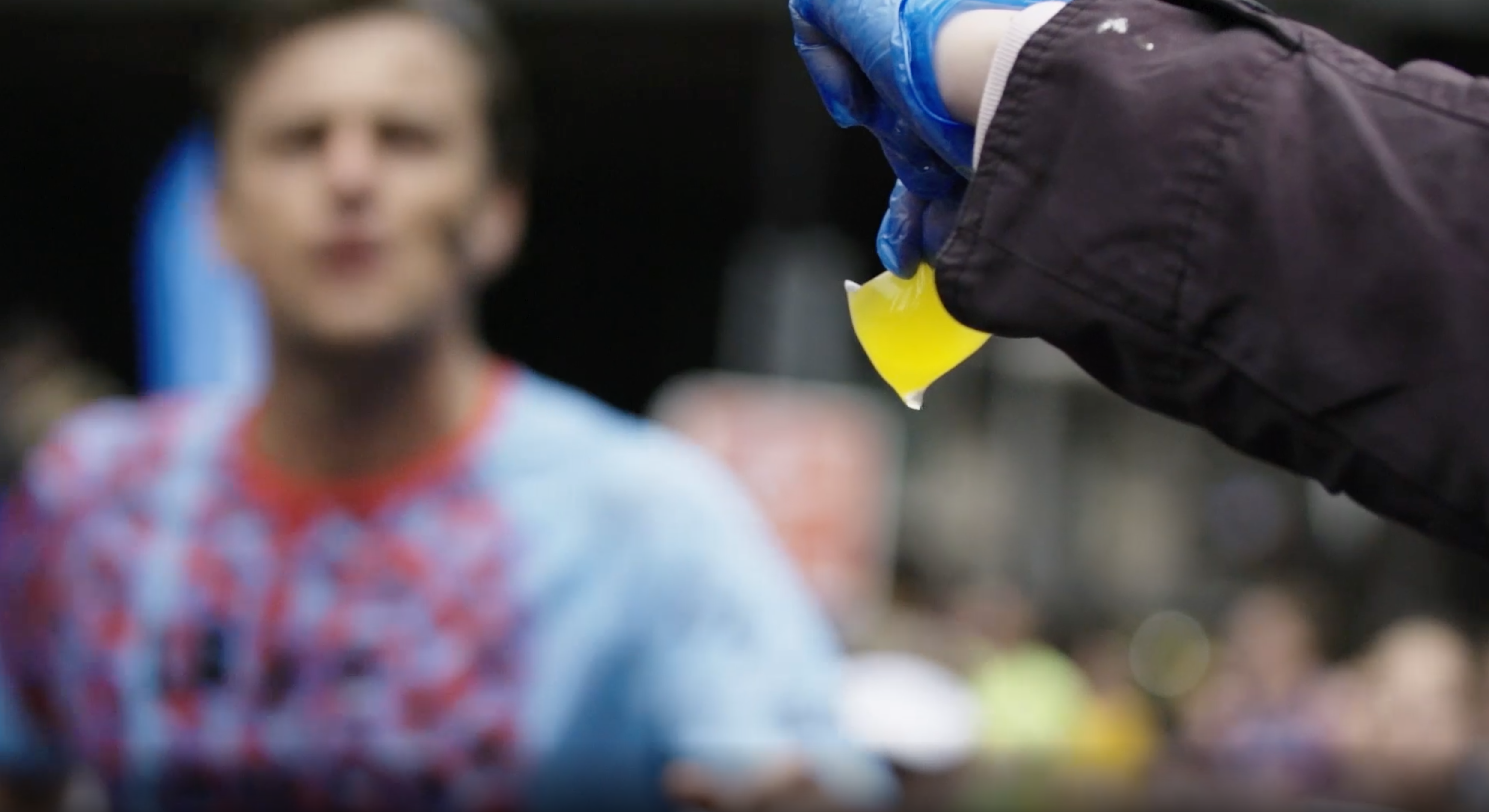 Wasserblasen in plastikfreiem und essbarem Kunststoff